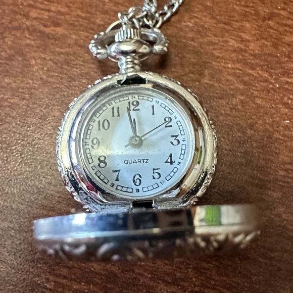 Quartz Silver-Tone Pocketwatch Pendant Necklace 16" SO PRETTY! - Picture 3 of 7